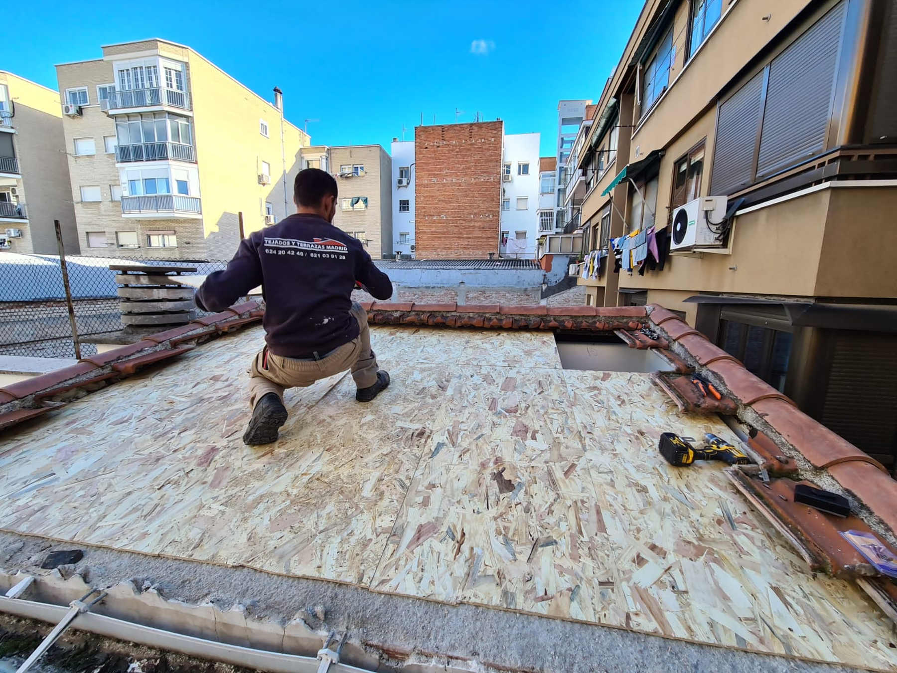 hombre trabajando sobre tejado