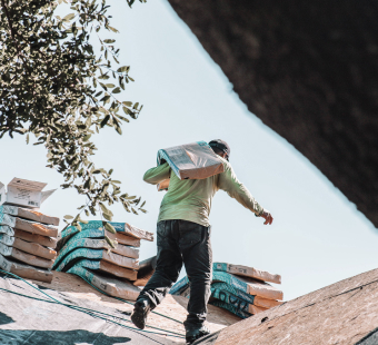 hombre trabajando sobre tejado