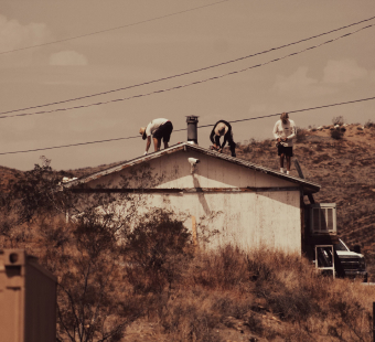 hombres trabajando sobre tejado