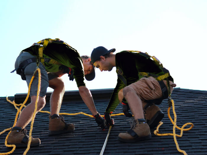 trabajadores sobre tejado